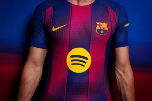 九游电脑版-巴萨发布新赛季主场球衣：红蓝条纹经过全新演绎，融入新的渐变色
